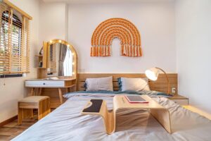 Drewniany stolik nocny – inspiracje i pomysły na aranżację wnętrz