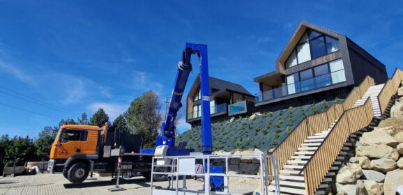 Częste błędy przy wynajmie dźwigu lub podnośnika – jak ich uniknąć?