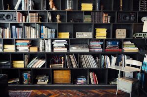 Drewniana biblioteczka – pomysły na funkcjonalną aranżację w różnych wnętrzach
